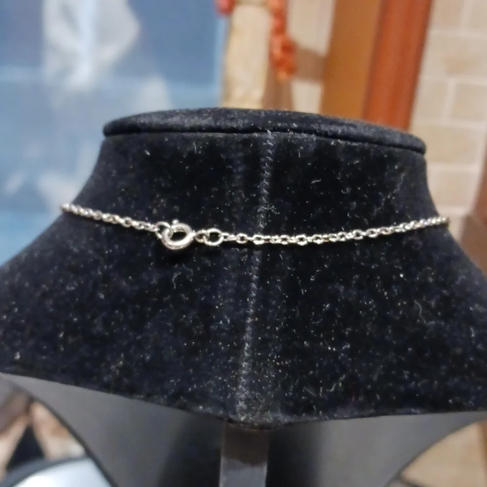 Girl's Silvertone 16in. Flower Pendant Necklace.